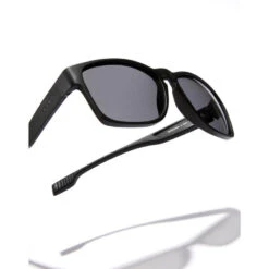 HAWKERS Lunettes De Soleil Pour Homme Et Femme POLARIZED BLACK - CORE Raw 11 HAWKERS Lunettes De Soleil Pour Homme Et Femme POLARIZED BLACK - CORE Raw -Surf Soldes Magasin lunettes de soleil pour homme et femme polarized black core raw 5